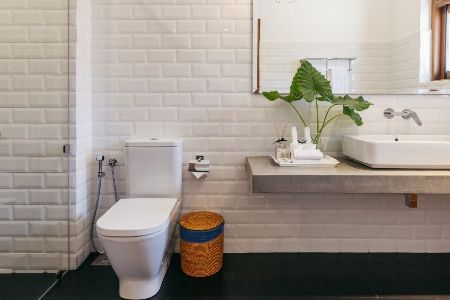 Weiße Toilette in modernem Bad
